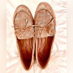 Comfortiva brand Women’s Leather Metallic Rose Driving Moccasins. Size 8. Medium